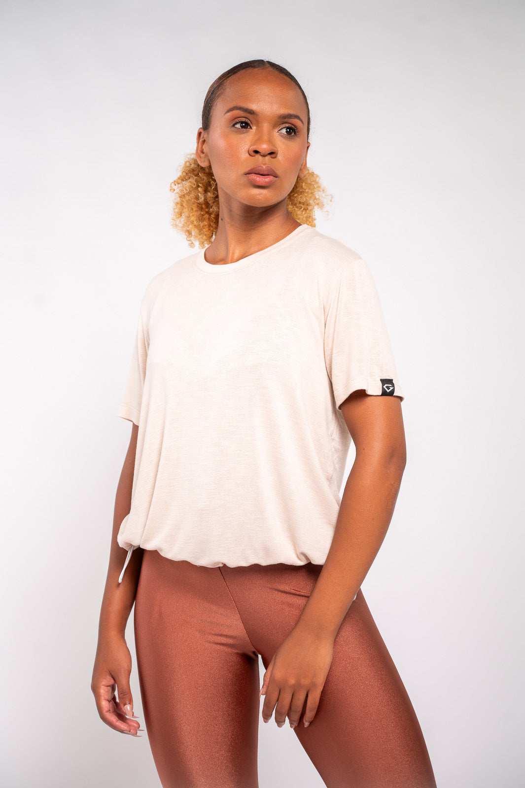 BLUSA MG CURTA C/ ELÁSTICO E REGULADOR NUDE