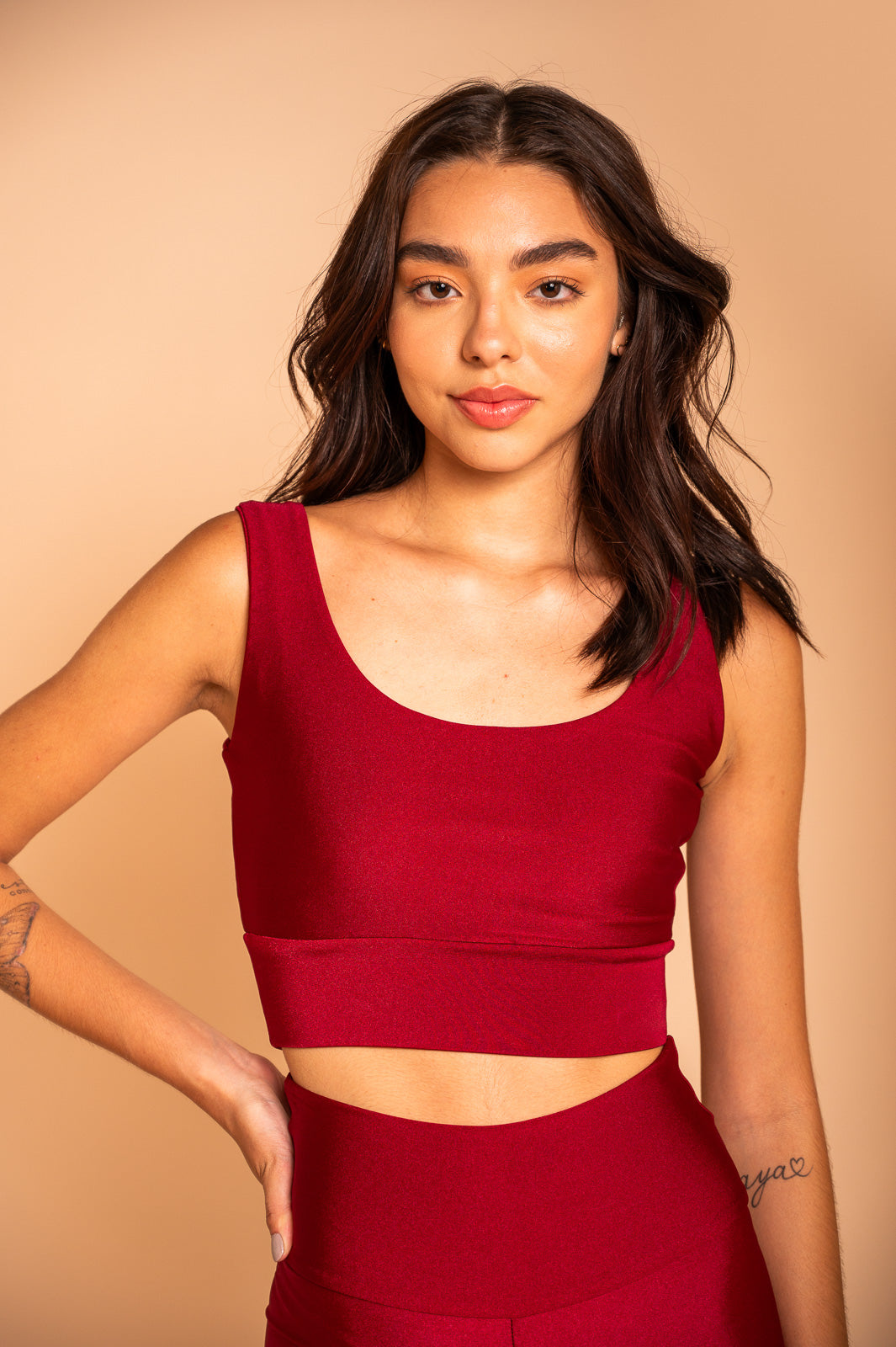TOP BÁSICO ALÇA LARGA CARMIM