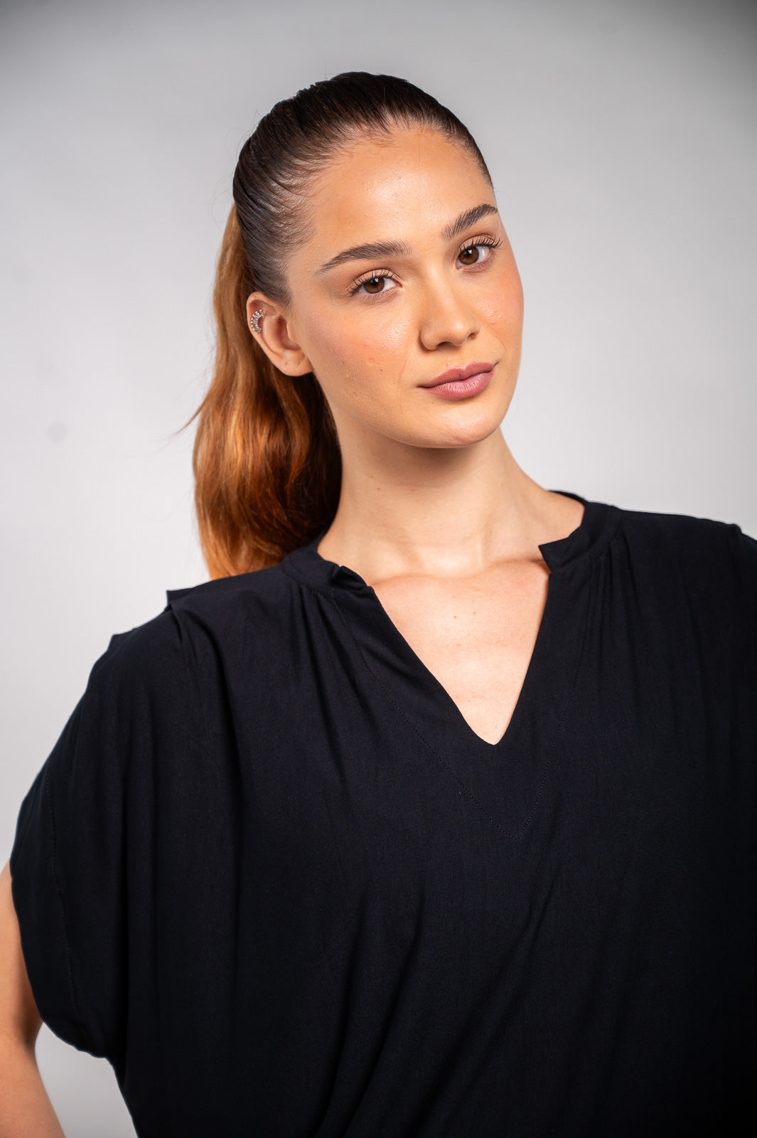 BLUSA MG CURTA PREGAS PRETA