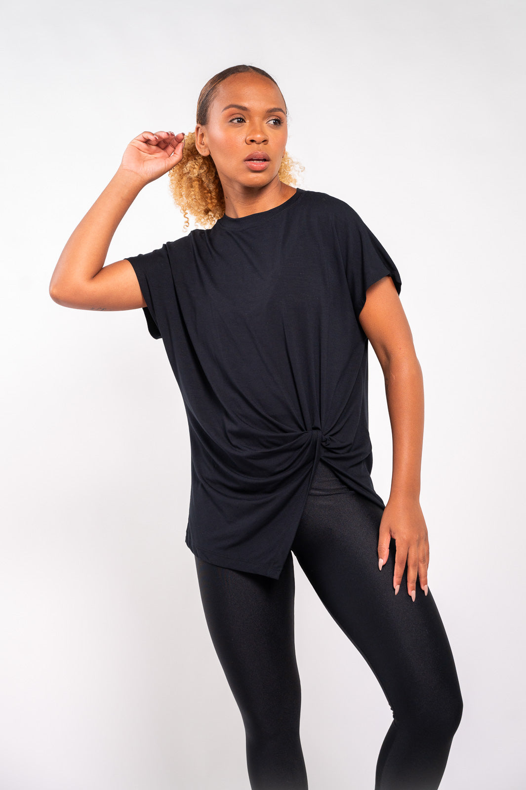 BLUSA MG CURTA TORCIDO FRENTE PRETA