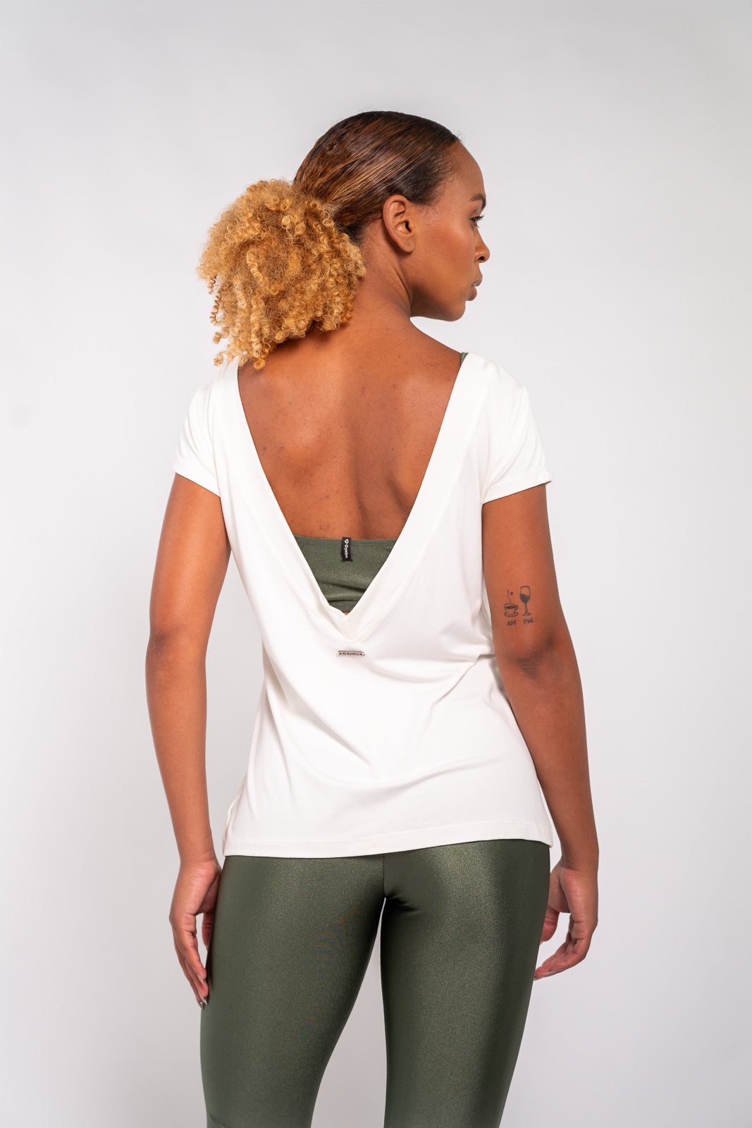 BLUSA MG CURTA DEC V COSTAS OFF WHITE