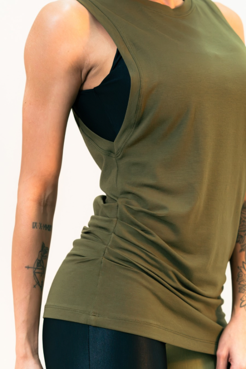 BLUSA LONGA COM PREGAS LATERAL VERDE