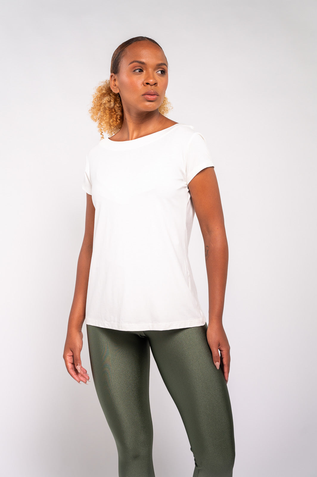 BLUSA MG CURTA DEC V COSTAS OFF WHITE