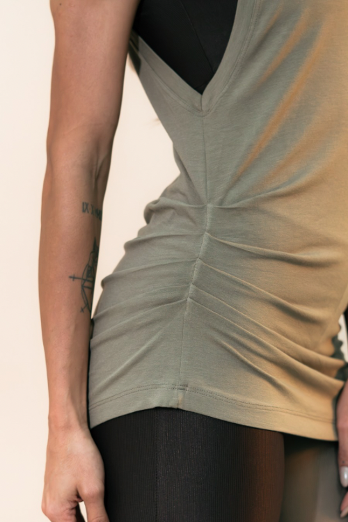 BLUSA LONGA COM PREGAS LATERAL CASTANHO