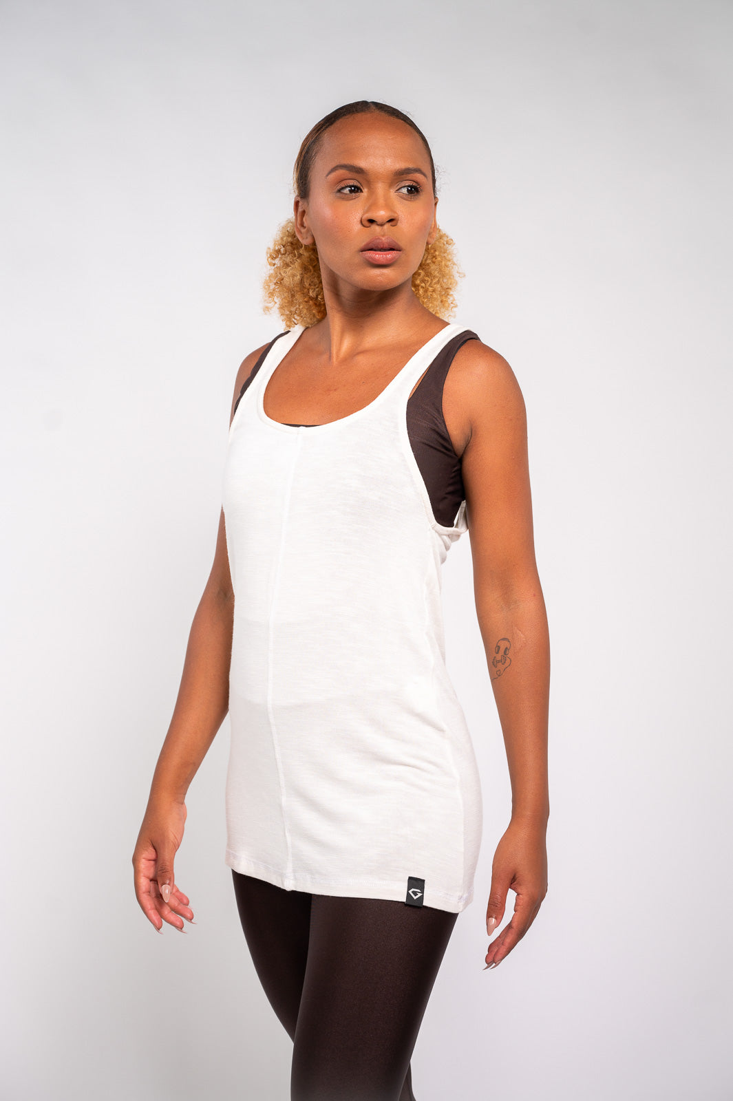 CAMISETA BÁSICA RECORTE VERTICAL OFF WHITE