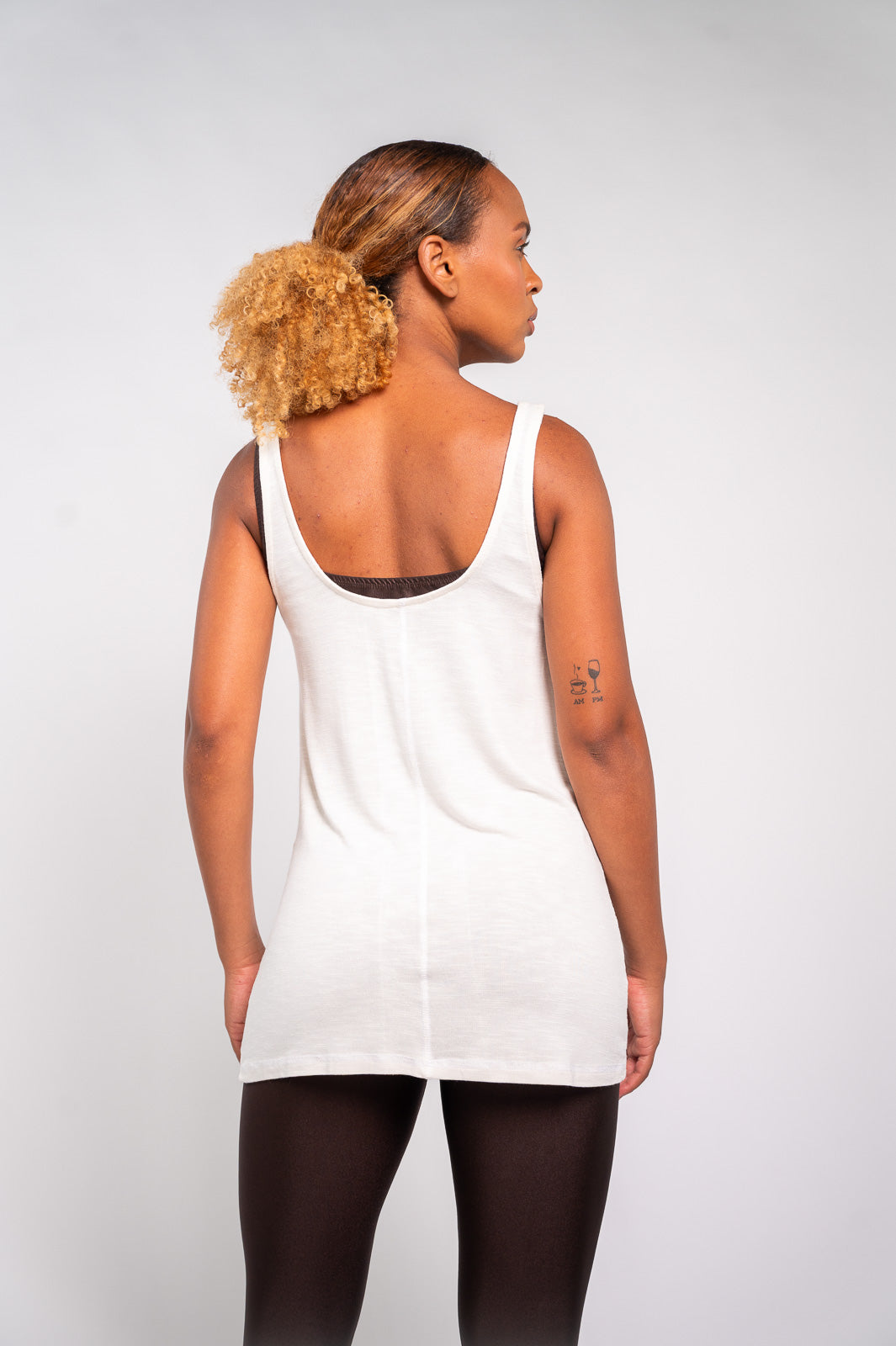 CAMISETA BÁSICA RECORTE VERTICAL OFF WHITE