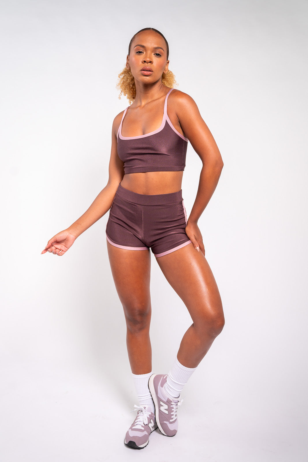 MICRO SHORT C/ VIÉS CONTRASTE MARROM/ROSA