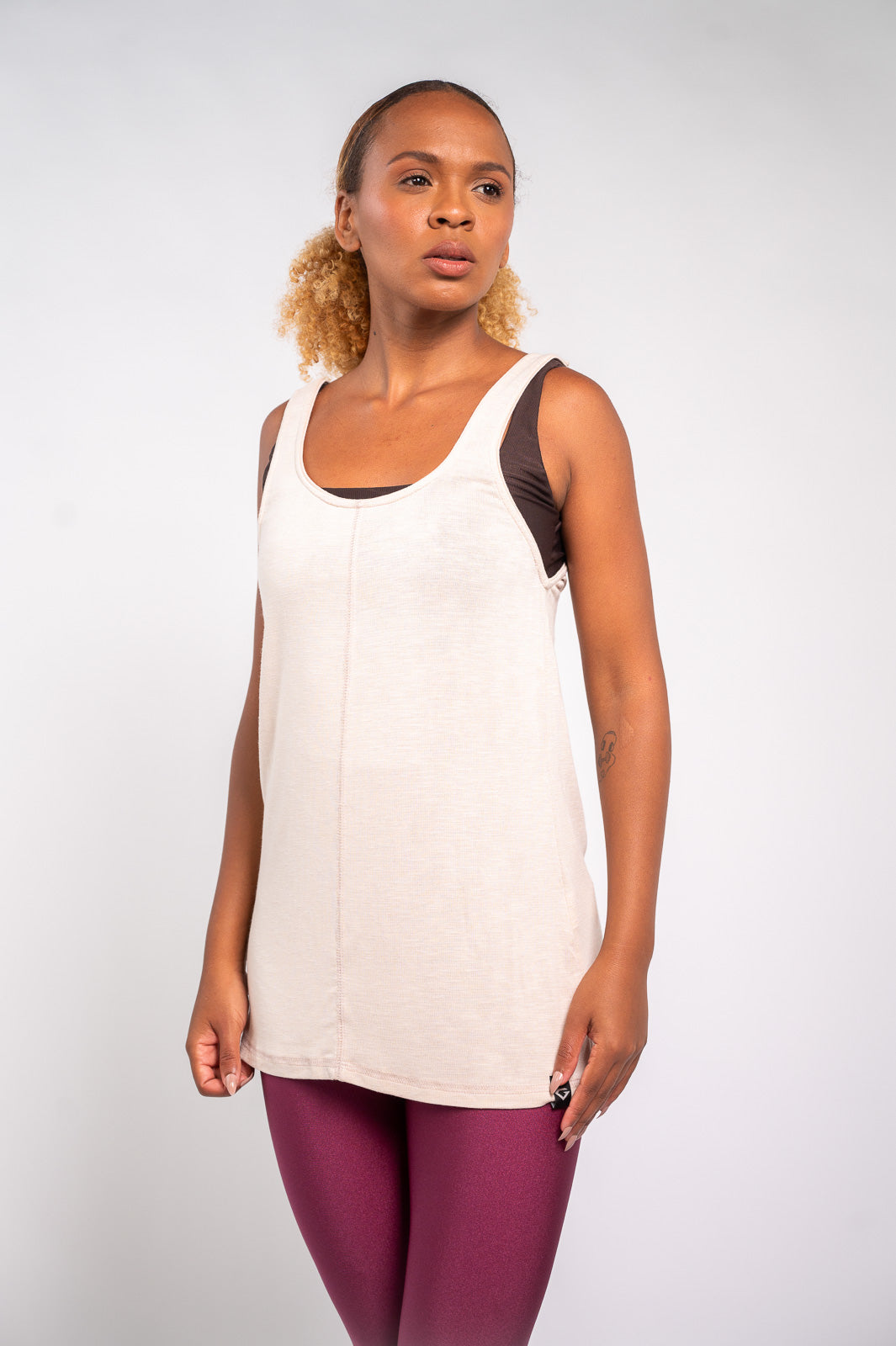 CAMISETA BÁSICA RECORTE VERTICAL NUDE