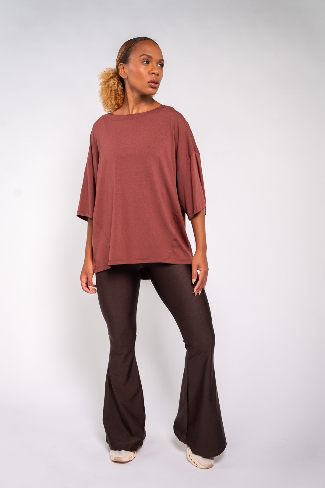 BLUSA AMPLA RECORTES MARROM