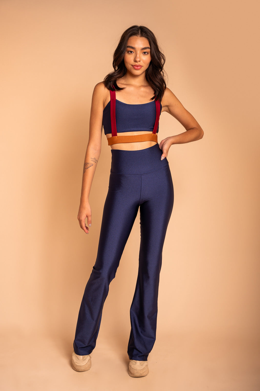 TOP TRICOLOR COM SUSPENSÓRIO MARINHO/ VINHO/ CONHAQUE