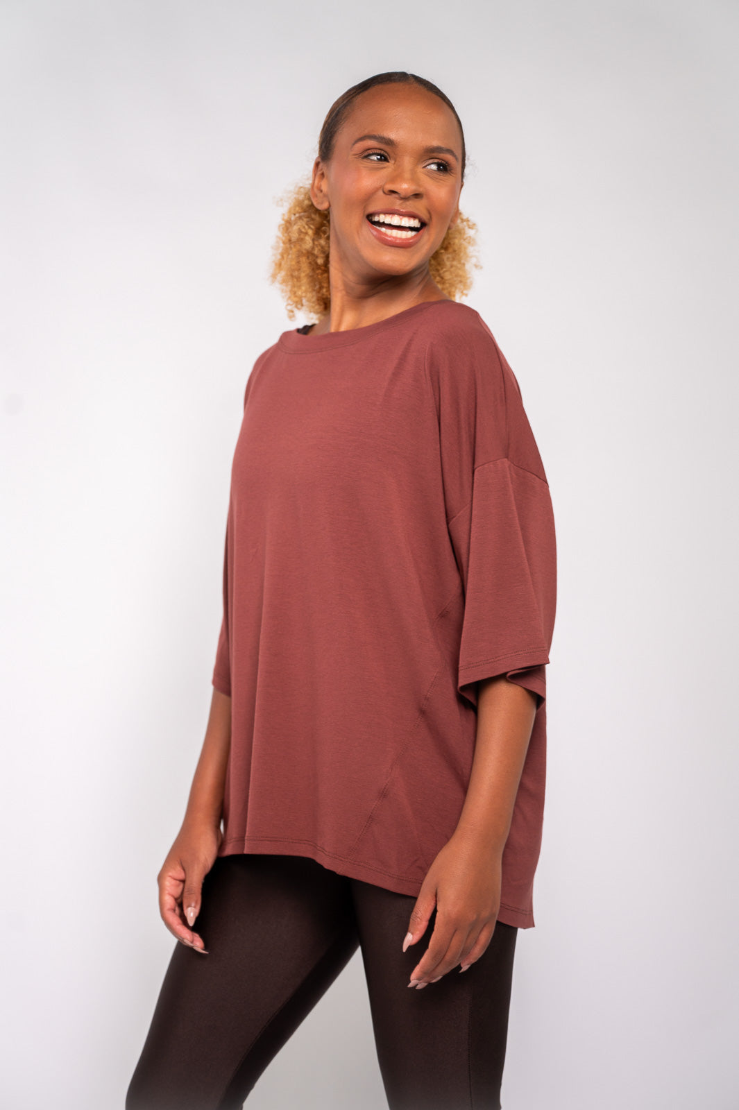 BLUSA AMPLA RECORTES MARROM