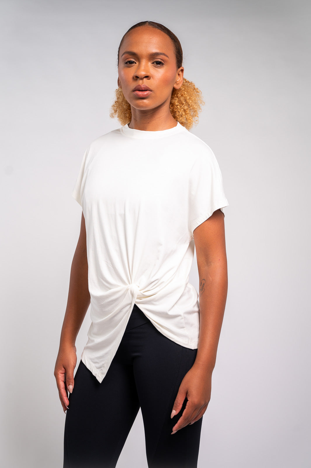 BLUSA MG CURTA TORCIDO FRENTE OFF WHITE