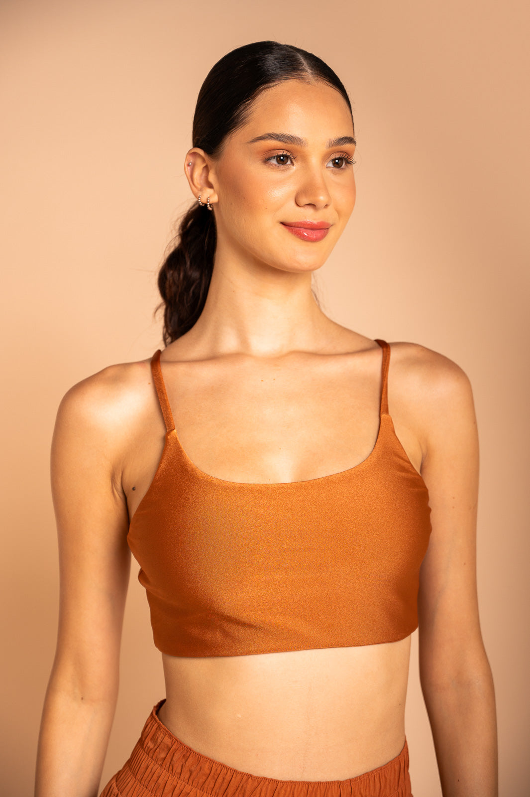 TOP BÁSICO ALÇA FINA CONHAQUE