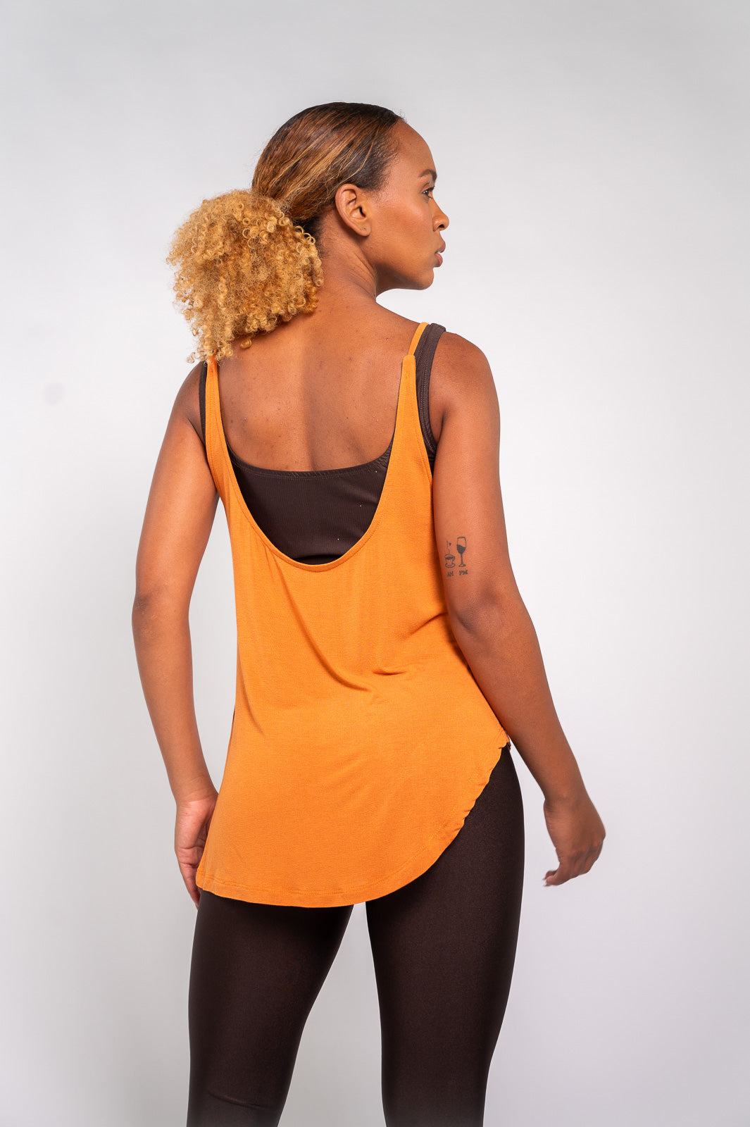 CAMISETA ASSIMÉTRICA DAMASCO