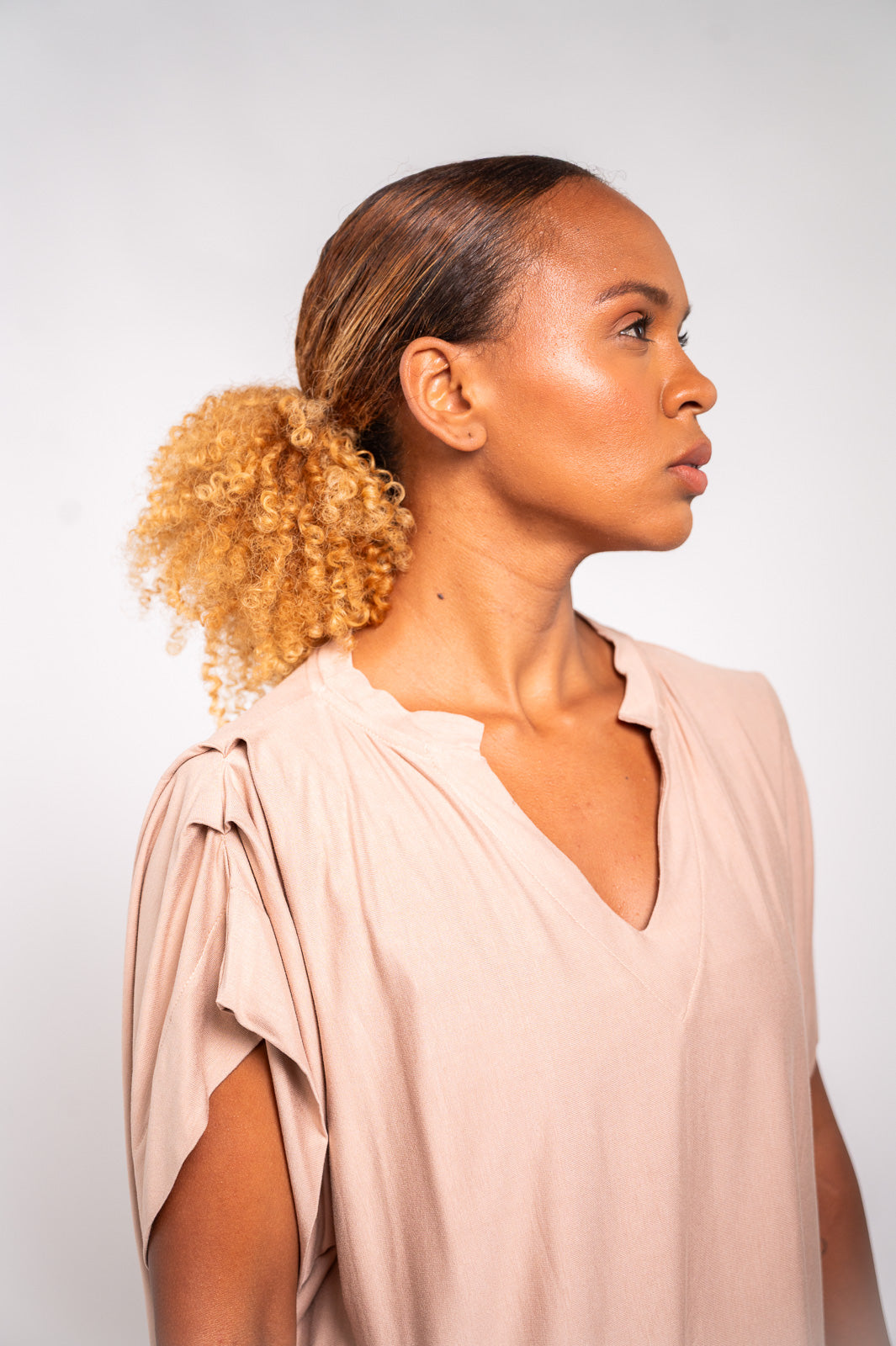 BLUSA MG CURTA PREGAS NUDE