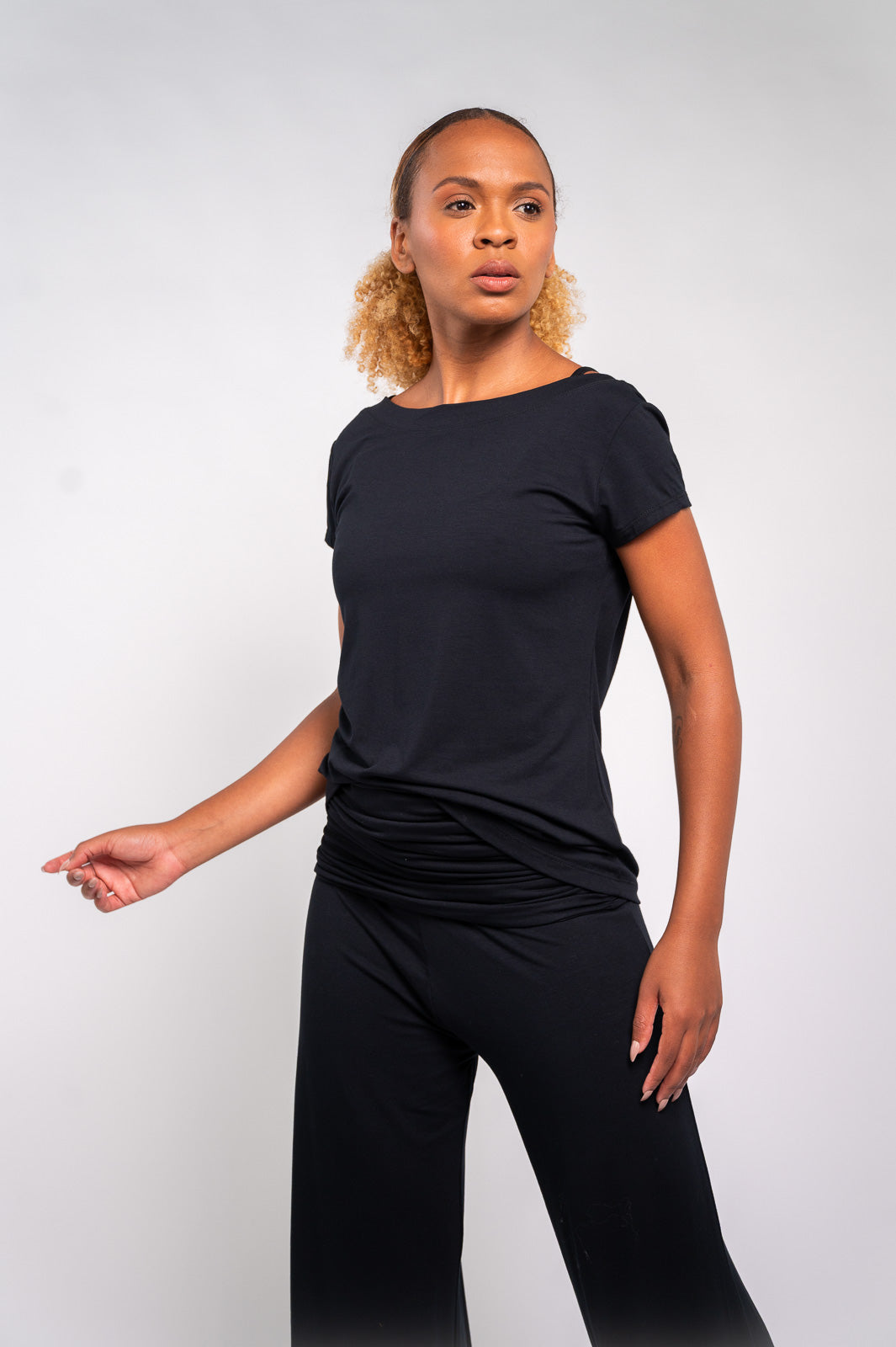 BLUSA MG CURTA DEC V COSTAS PRETA