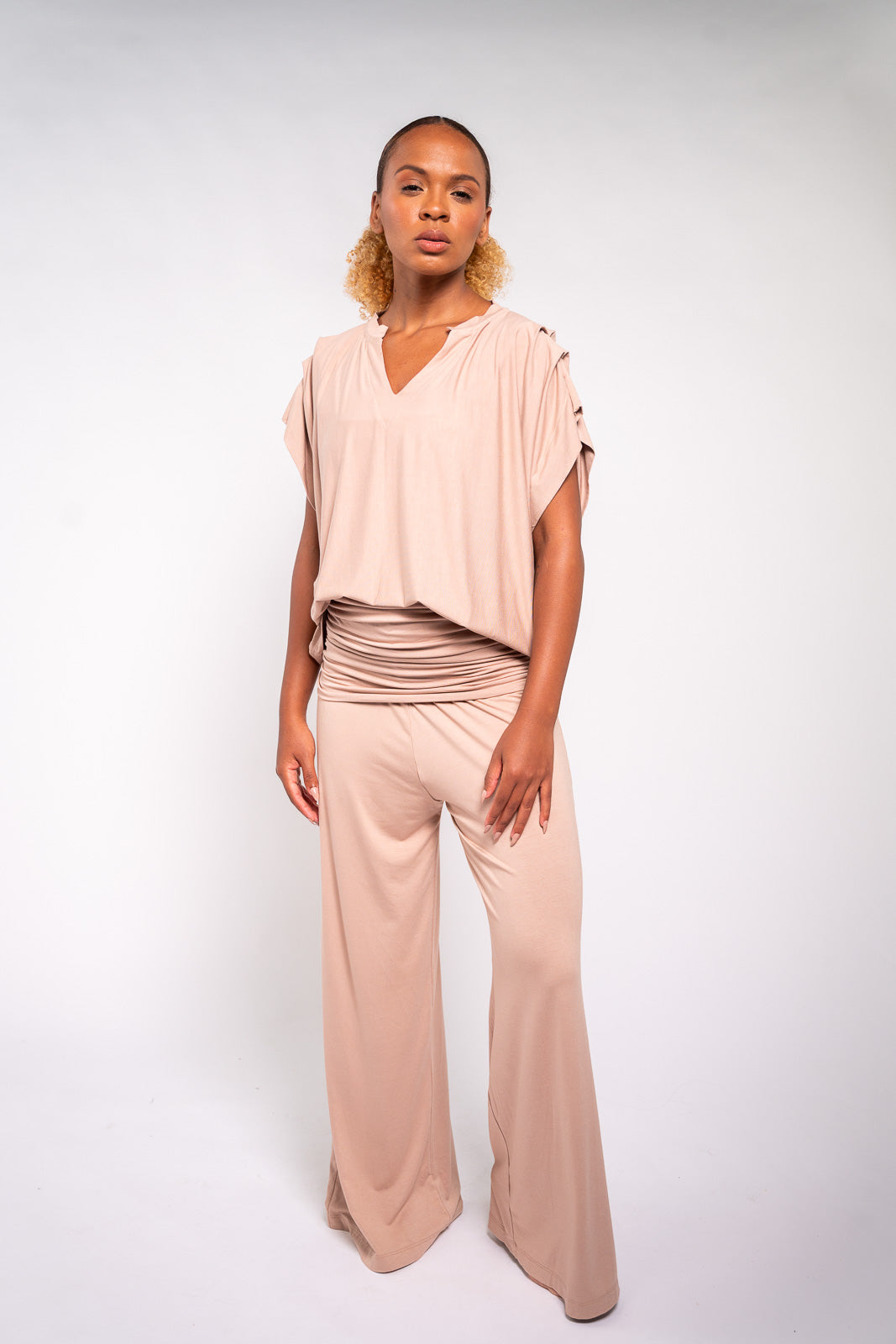 BLUSA MG CURTA PREGAS NUDE