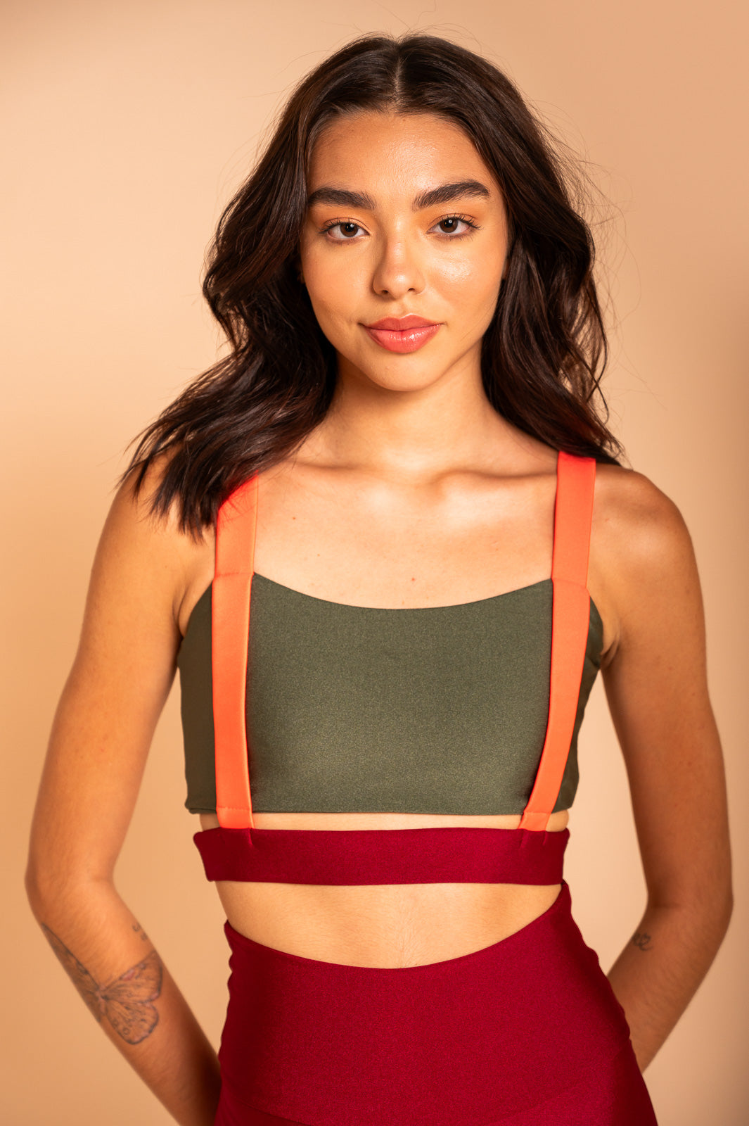 TOP TRICOLOR COM SUSPENSÓRIO VERDE/ VINHO/ CORAL
