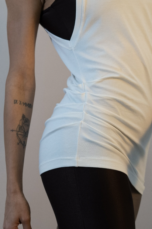 BLUSA LONGA COM PREGAS LATERAL OFF WHITE
