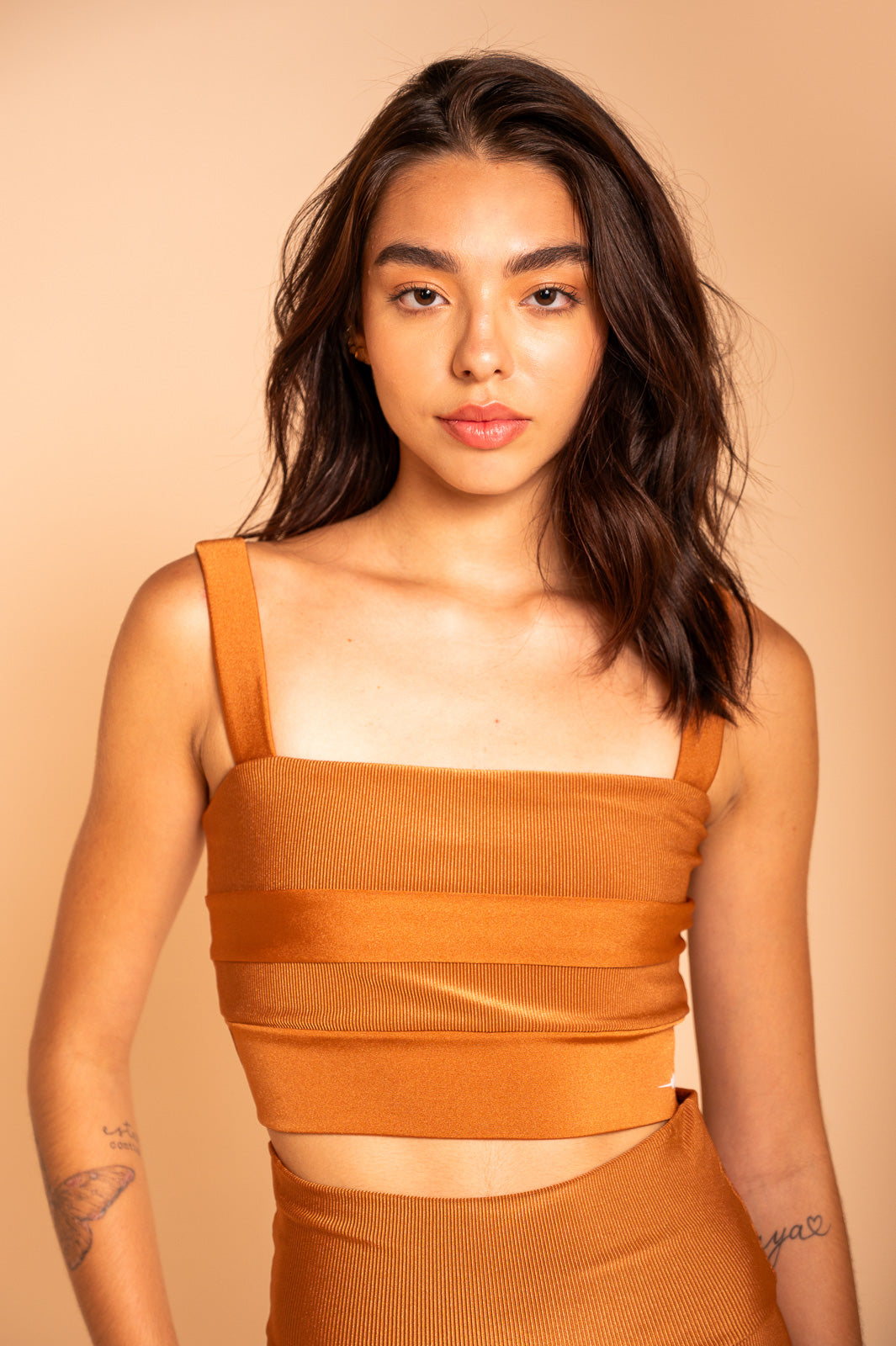 TOP DEC RETO RIB ALÇA LARGA CONHAQUE