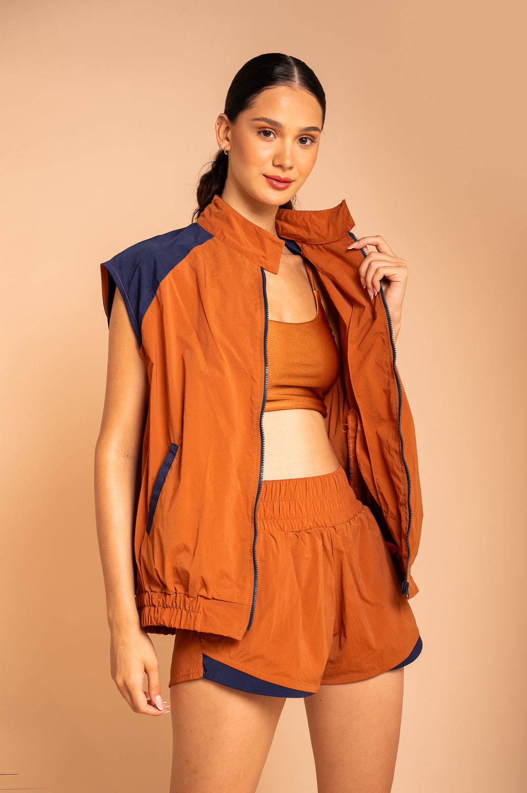 TOP BÁSICO ALÇA FINA CONHAQUE