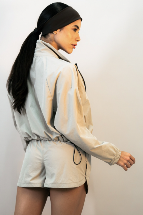 CASACO WINDBREAK CURTO C/ REGULADOR FEMININO AREIA
