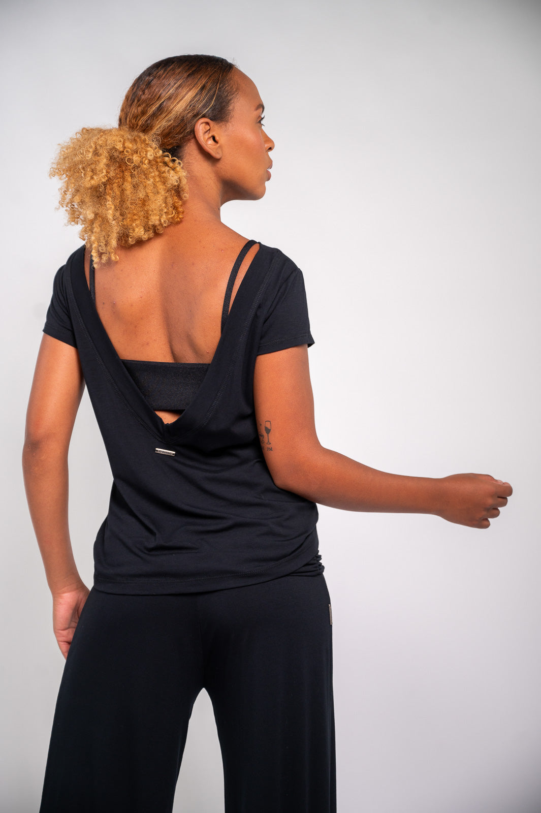 BLUSA MG CURTA DEC V COSTAS PRETA