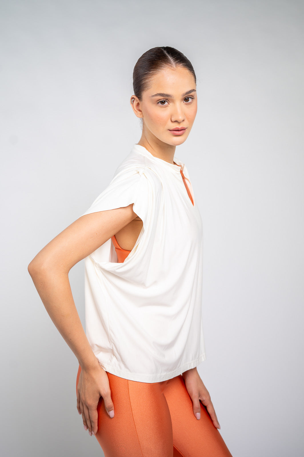 BLUSA MG CURTA PREGAS OFF WHITE