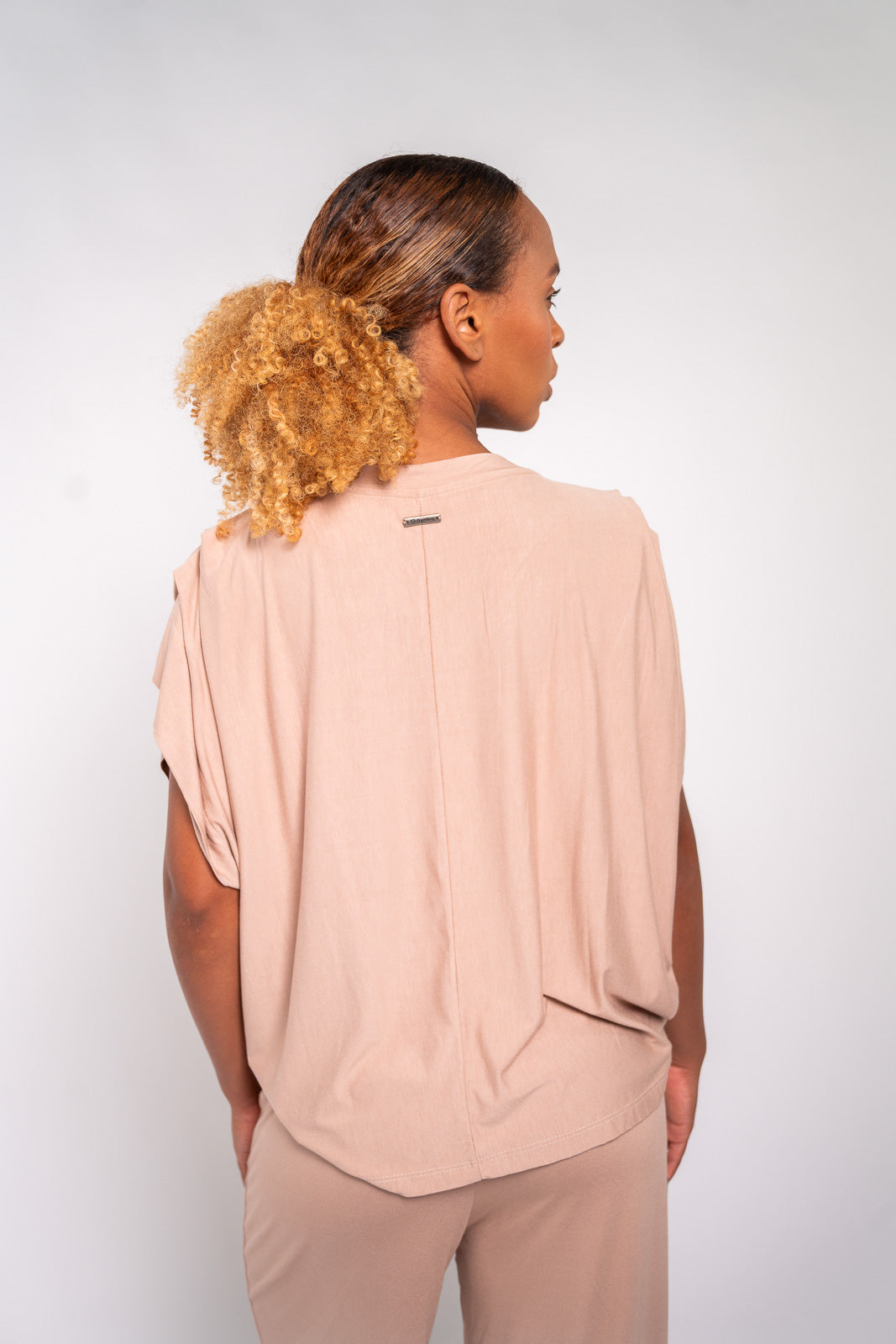 BLUSA MG CURTA PREGAS NUDE
