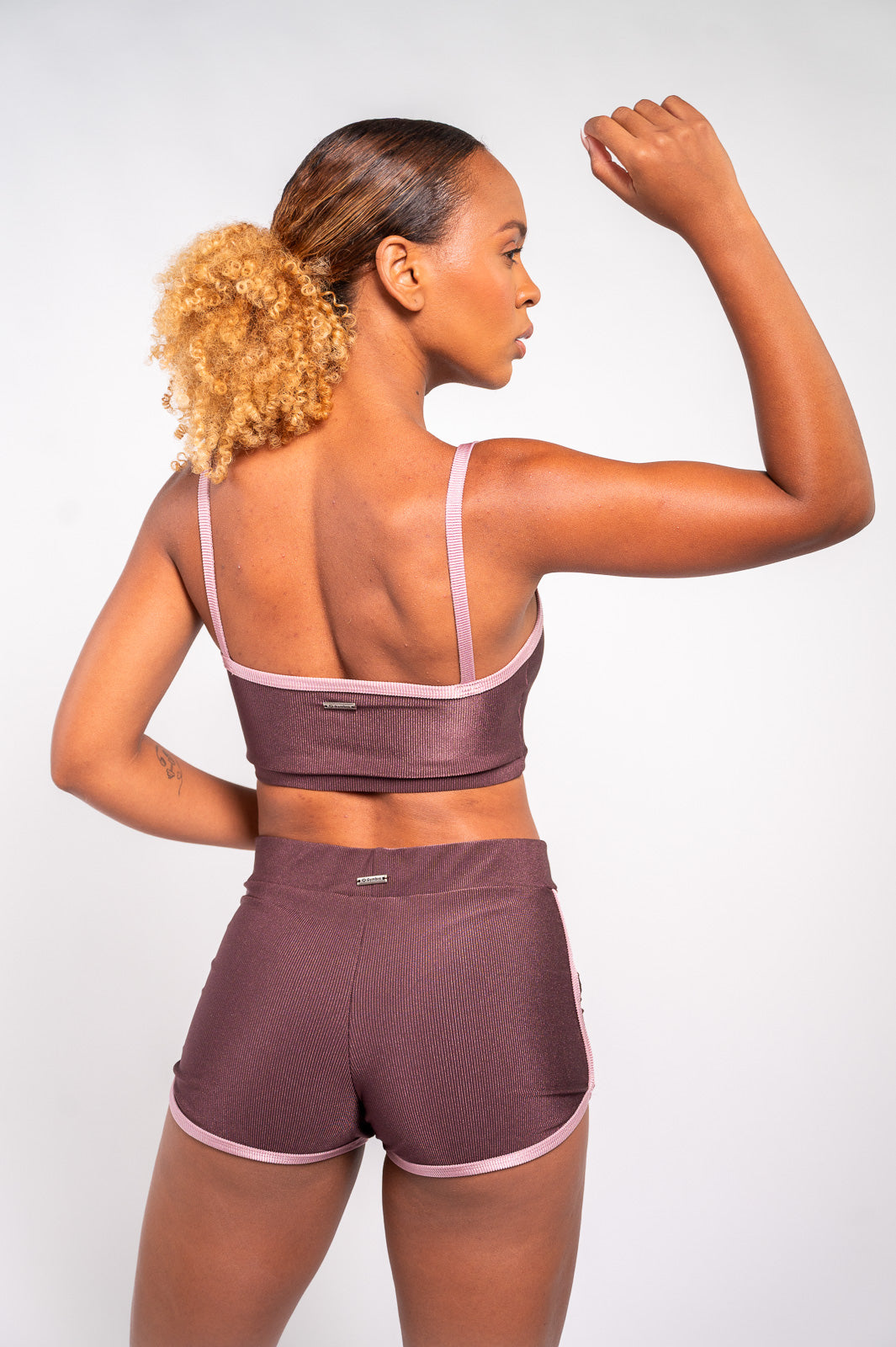 MICRO SHORT C/ VIÉS CONTRASTE MARROM/ROSA