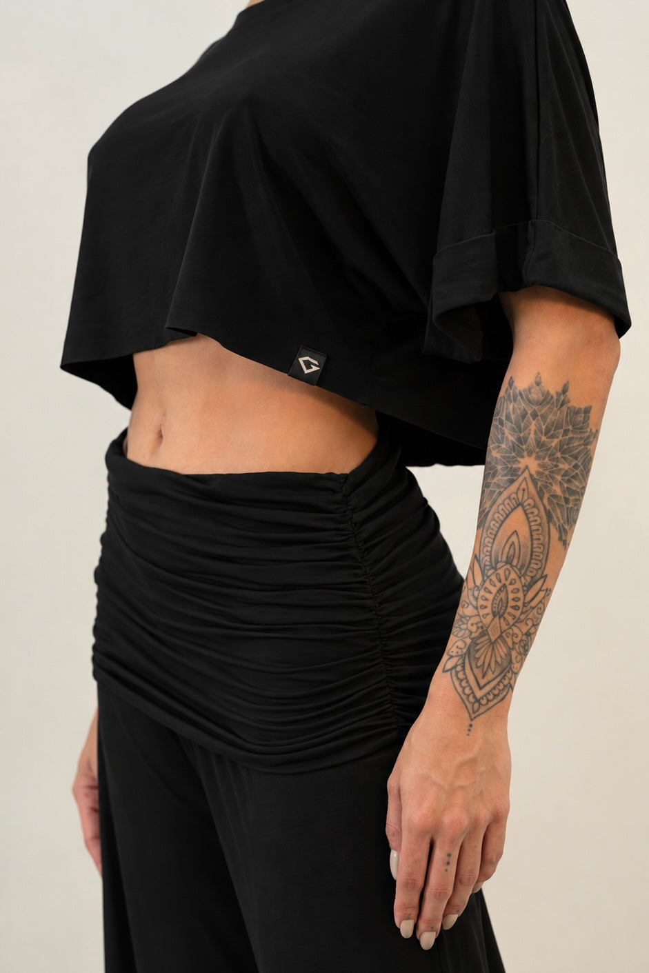 BLUSA CROPPED MG DOBRADA FEMM PRETA
