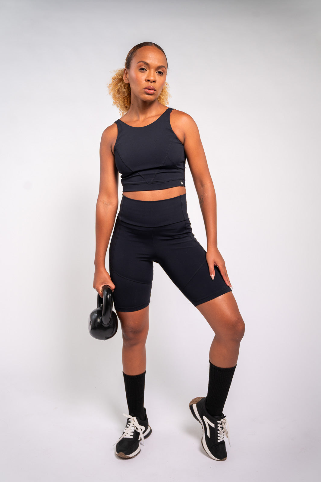 BERMUDA C/ RECORTES PRETO