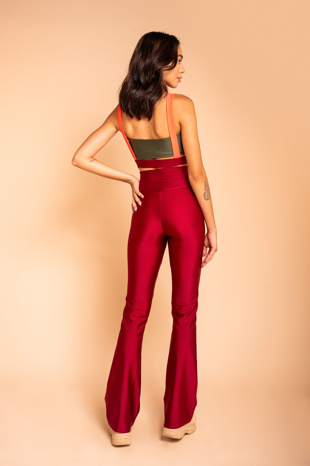 TOP TRICOLOR COM SUSPENSÓRIO VERDE/ VINHO/ CORAL