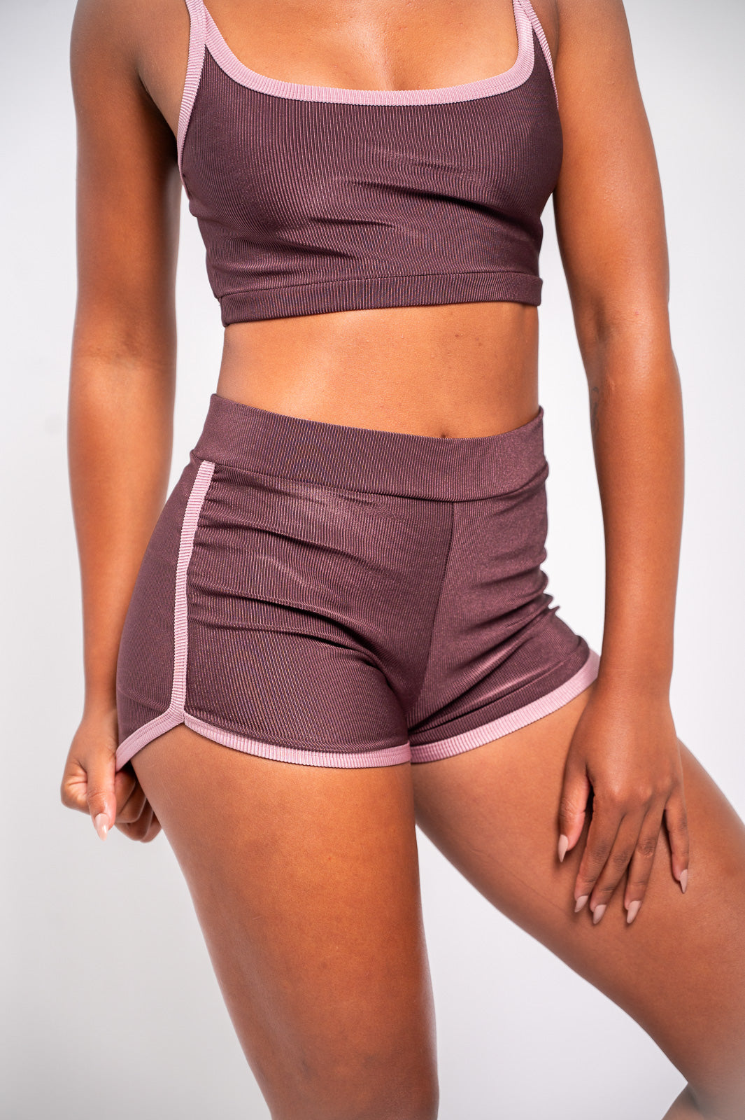 MICRO SHORT C/ VIÉS CONTRASTE MARROM/ROSA