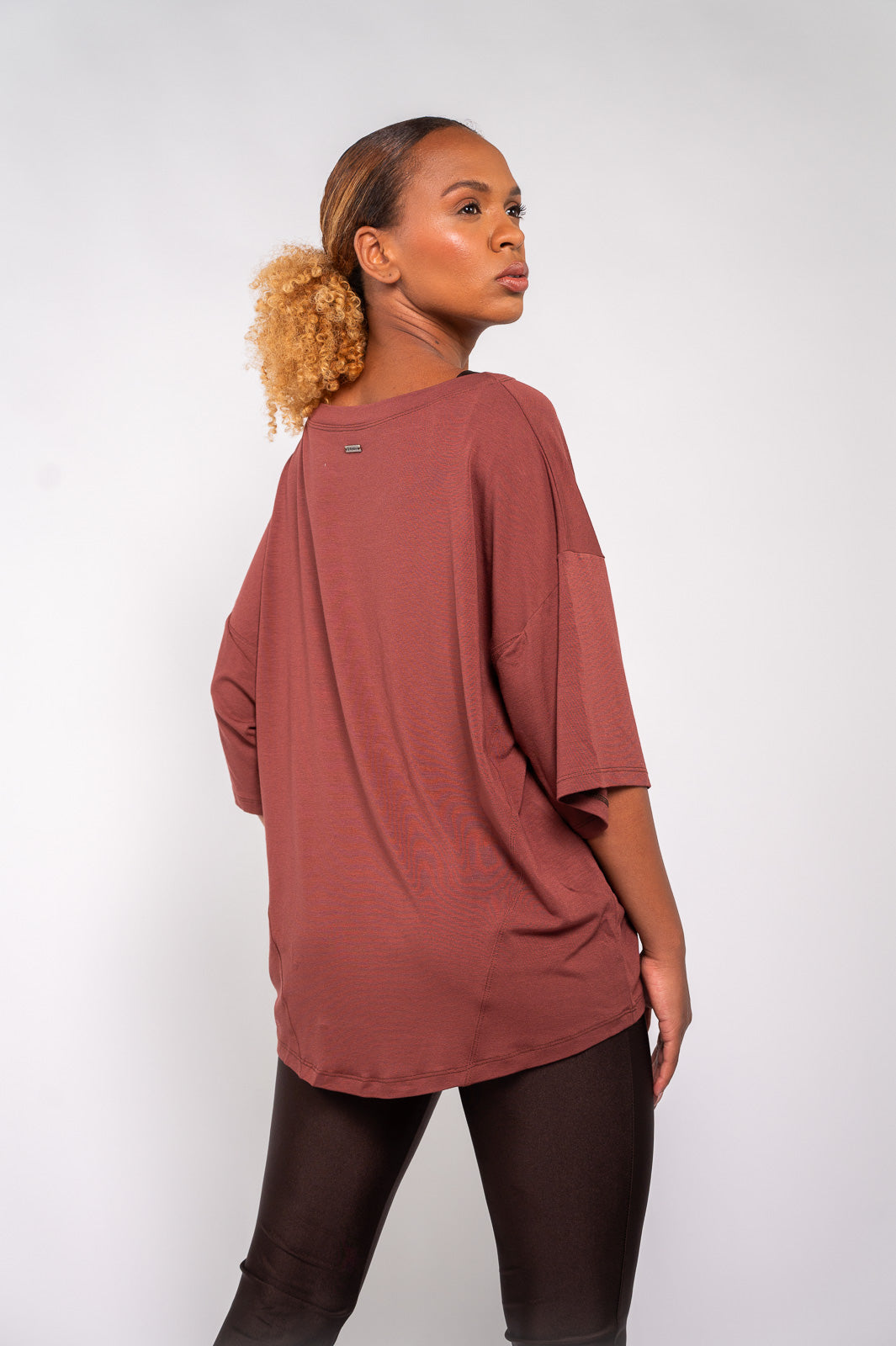 BLUSA AMPLA RECORTES MARROM