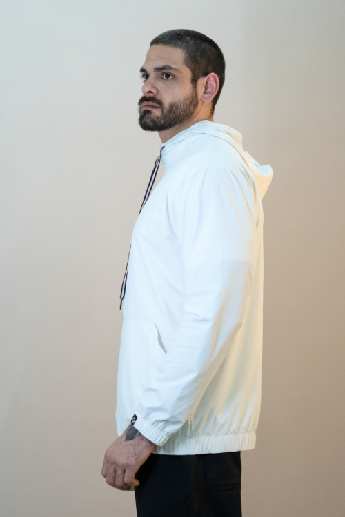 CASACO WINDBREAK C/ CAPUZ MASCULINO OFF WHITE