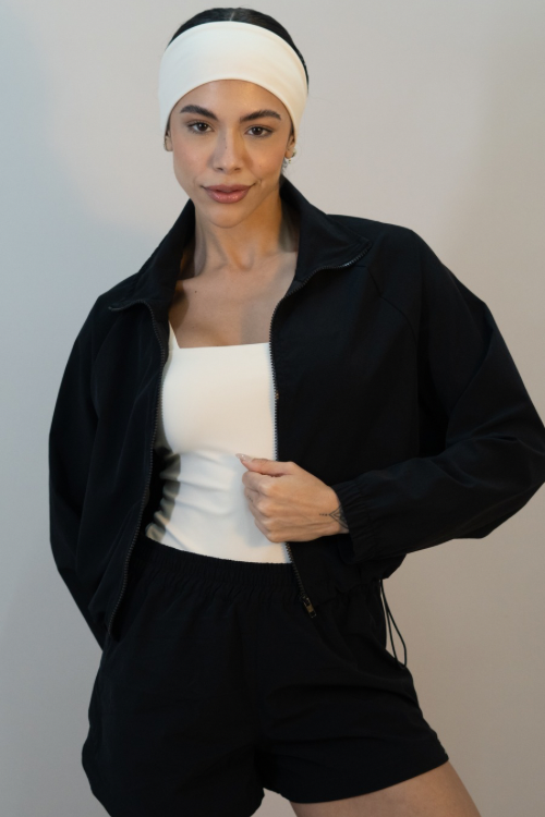 CASACO WINDBREAK CURTO C/ REGULADOR FEMININO PRETO