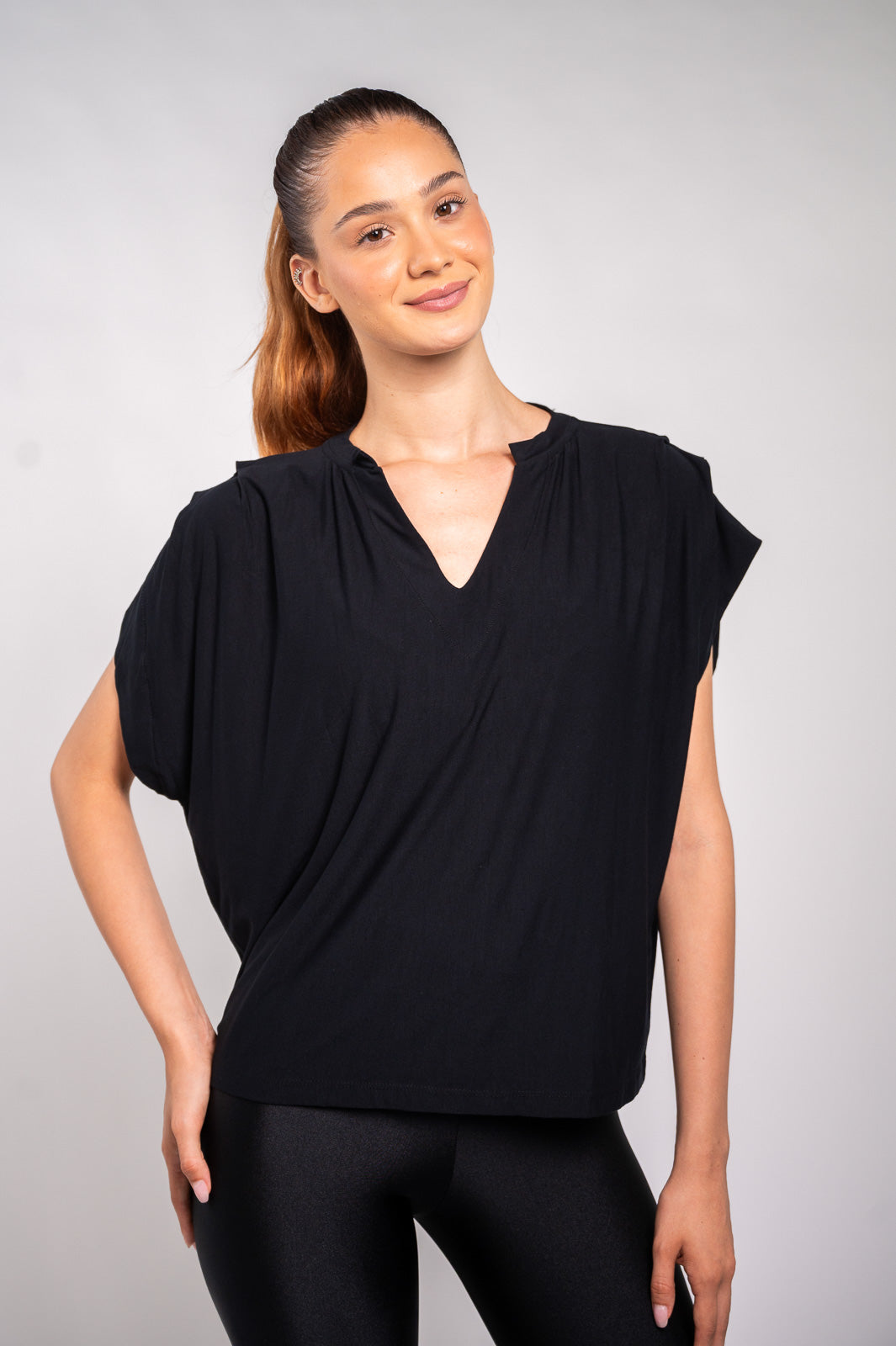 BLUSA MG CURTA PREGAS PRETA