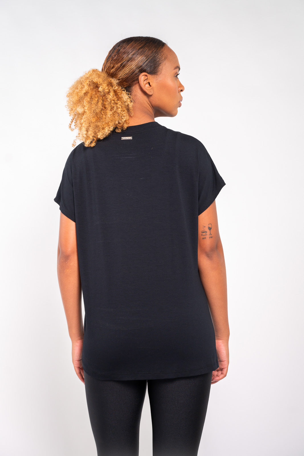 BLUSA MG CURTA TORCIDO FRENTE PRETA