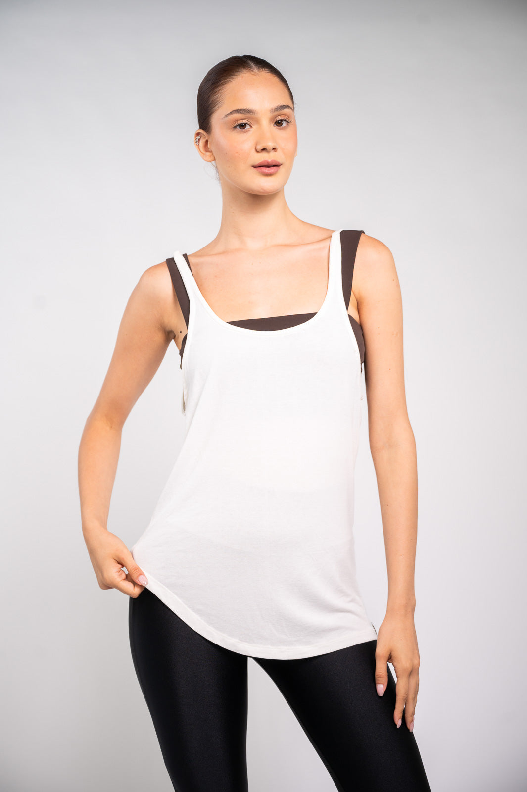 CAMISETA ASSIMÉTRICA OFF WHITE