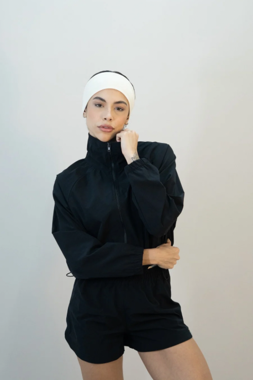 CASACO WINDBREAK CURTO C/ REGULADOR FEMININO PRETO