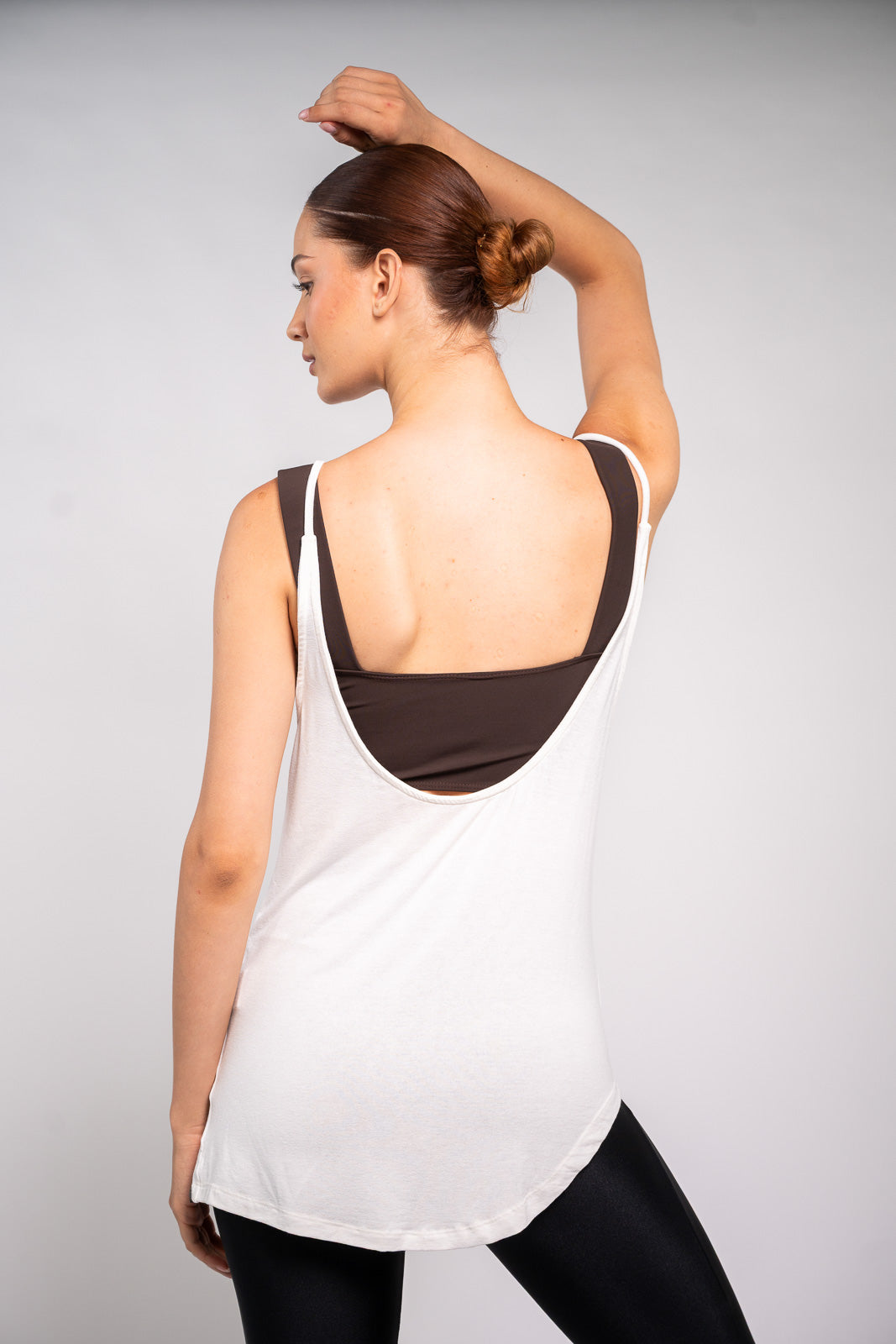 CAMISETA ASSIMÉTRICA OFF WHITE