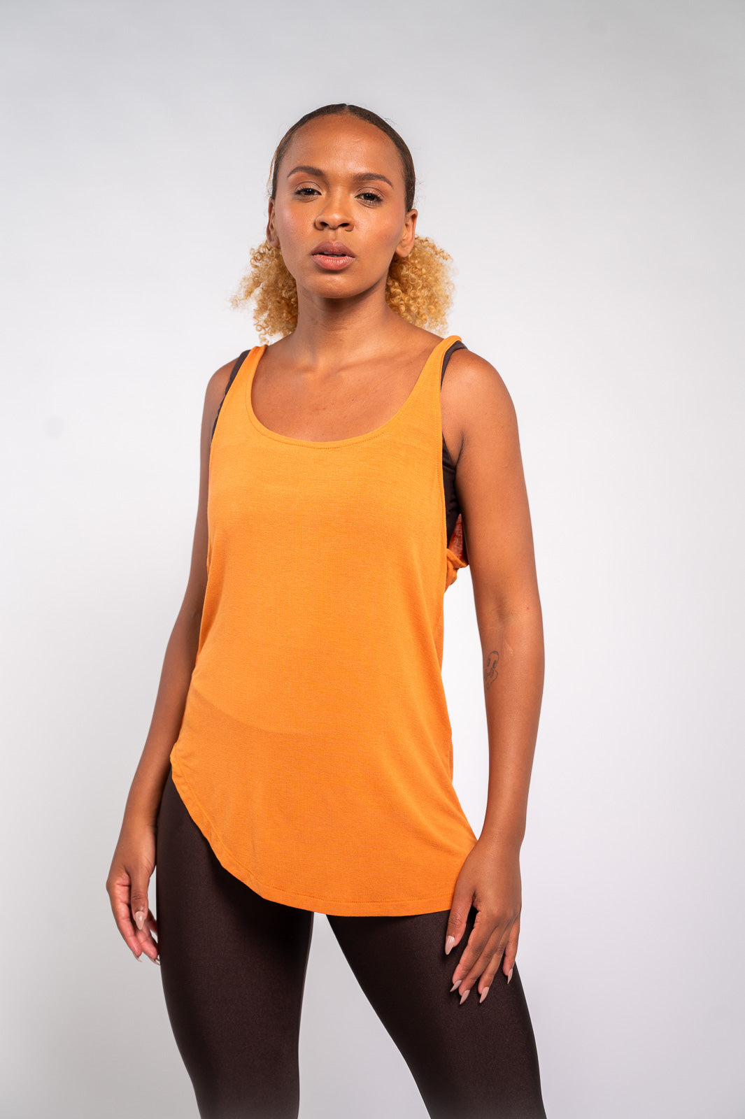 CAMISETA ASSIMÉTRICA DAMASCO