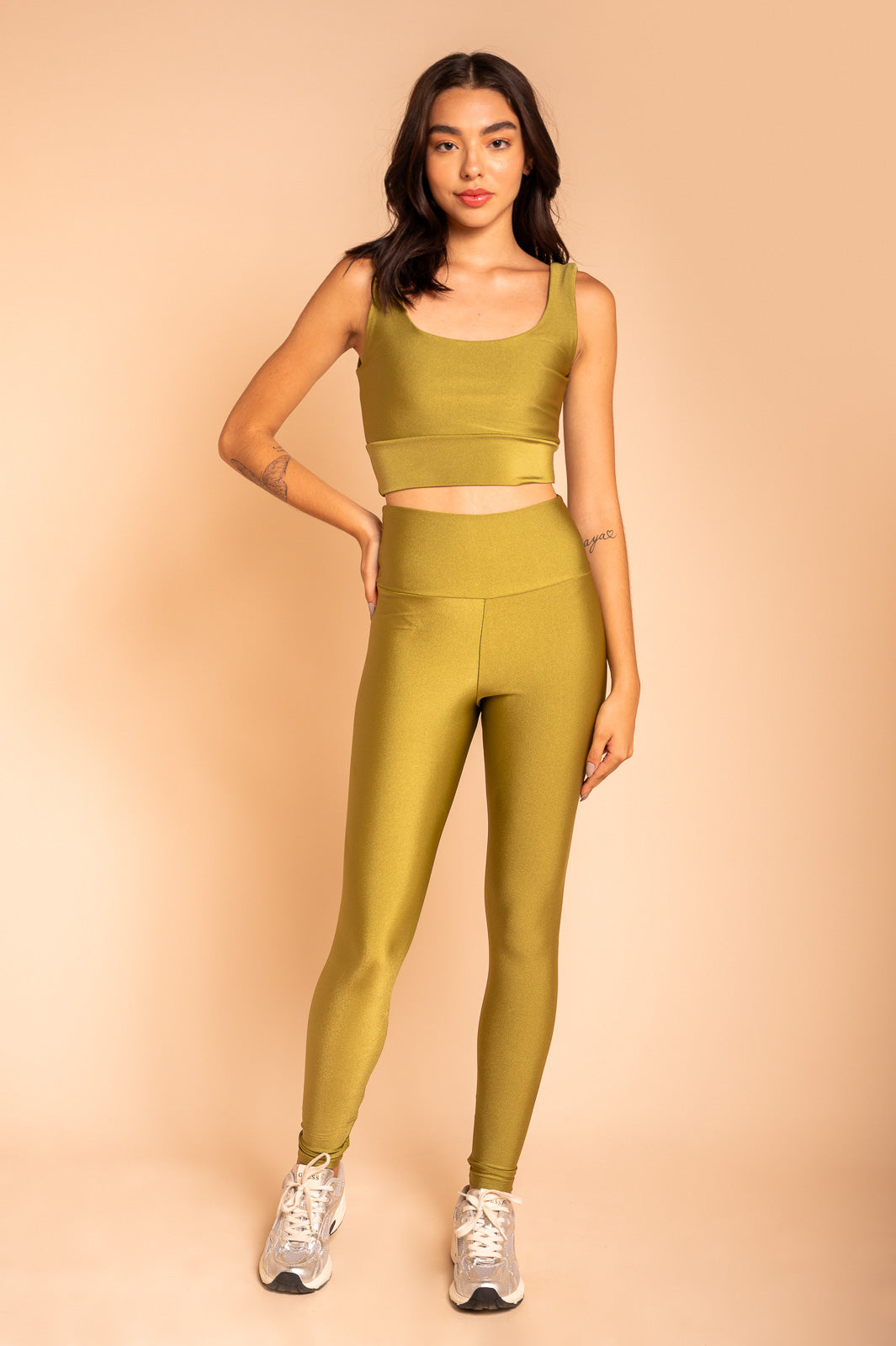 TOP BÁSICO ALÇA LARGA PISTACHE