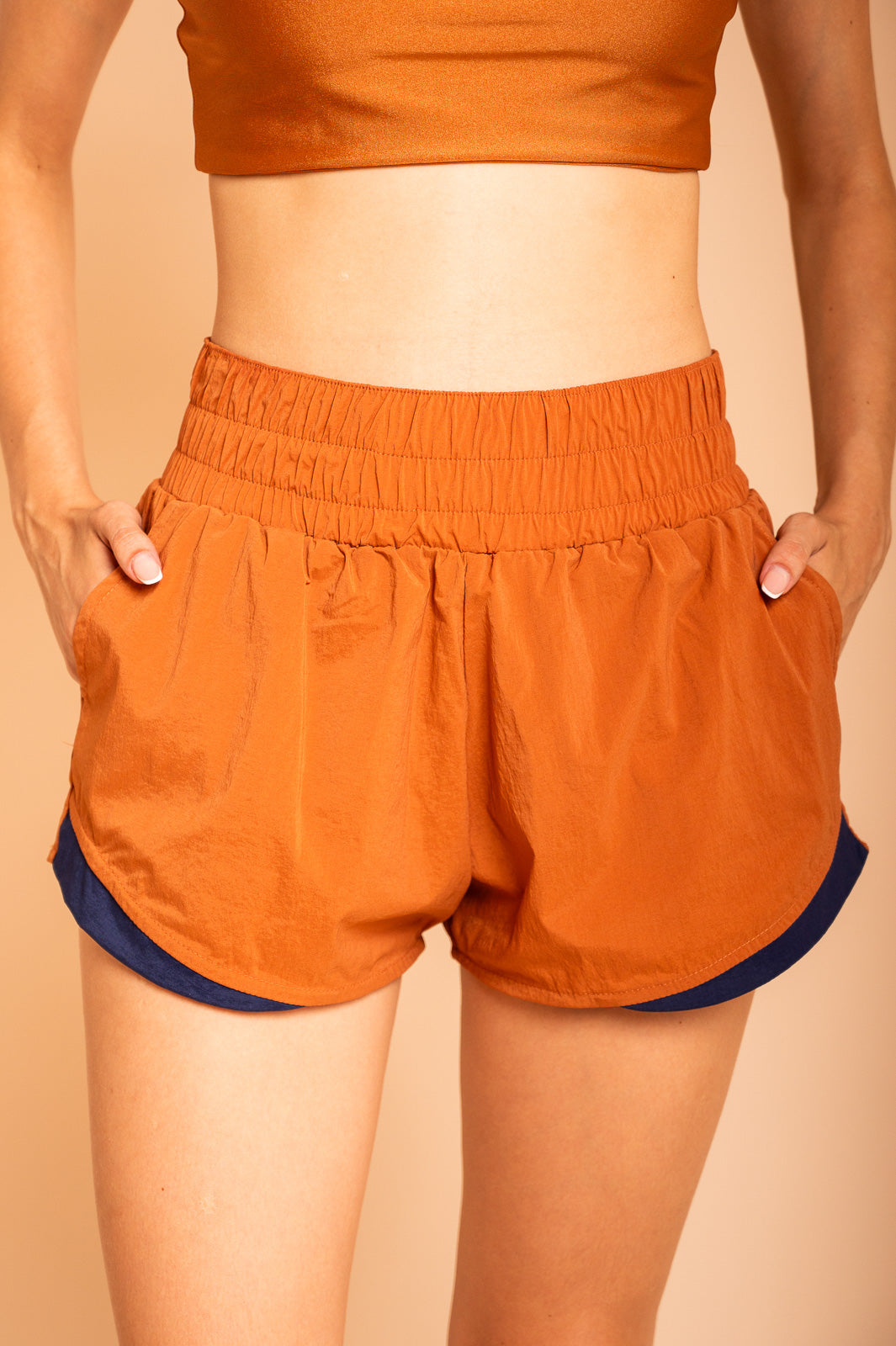 SHORT BICOLOR C/ ELÁSTICO CONHAQUE/MARINHO